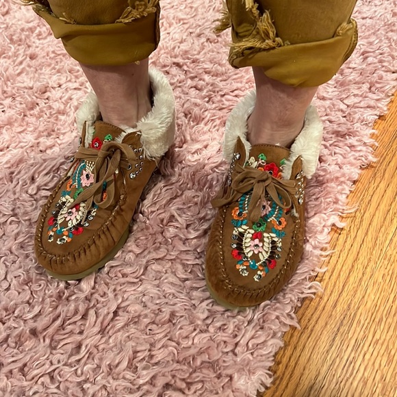 Shoes - Worn once Adorable Embroidered Moccasin! size 6